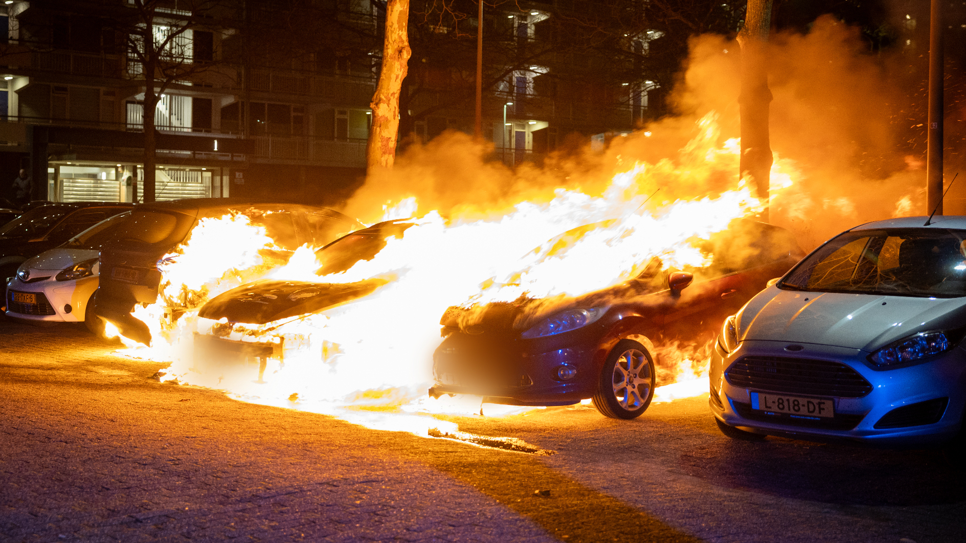 Vlakbij de auto's is een jerrycan gevonden op straat.
