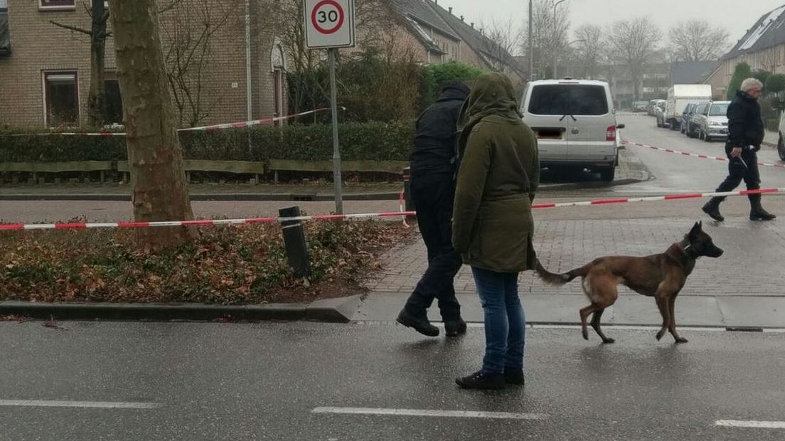 De politie onderzoekt de beschieting van een woning aan de Mercurius in Duiven, eerder vanochtend. Er raakte niemand gewond.