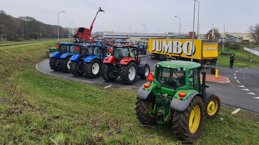 De trekkers staan bij het distributiecentrum (Rechten: Persbureau Meter)