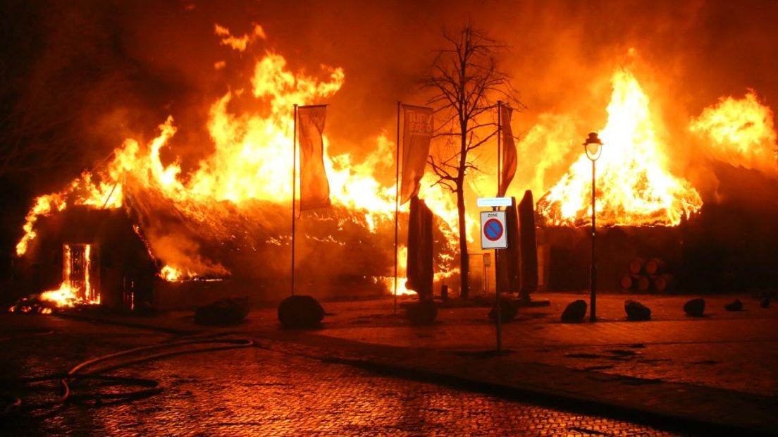De vuurzee verwoestte het voormalige Bebinghehoes (Rechten: Van Oost Media)