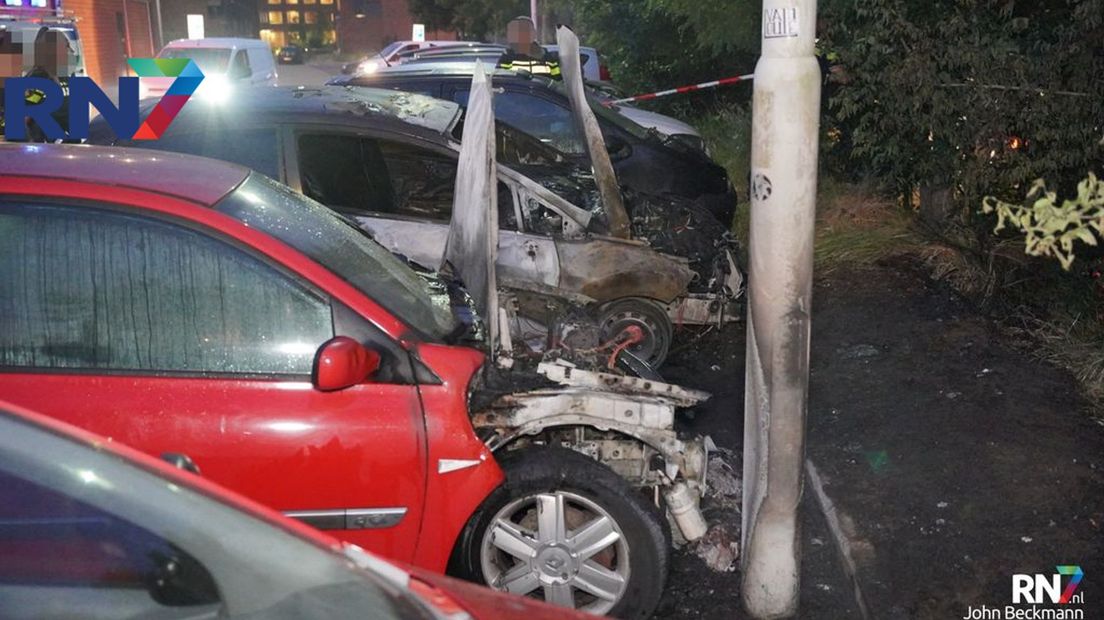 Uitgebrande auto's aan Tollensstraat