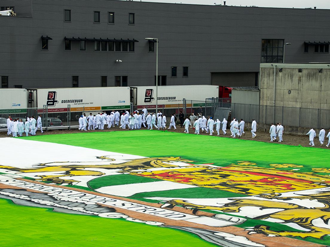 Vleesverwerkers op de foto met mega-spandoek Feyenoord