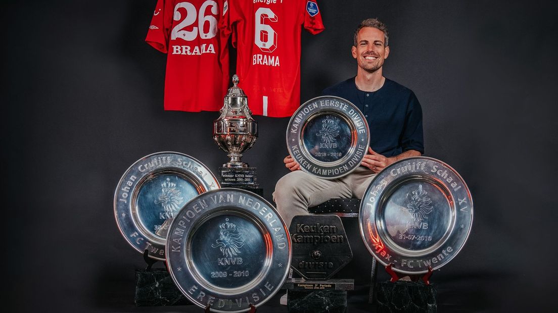 Wout Brama met de prijzen die hij won bij FC Twente