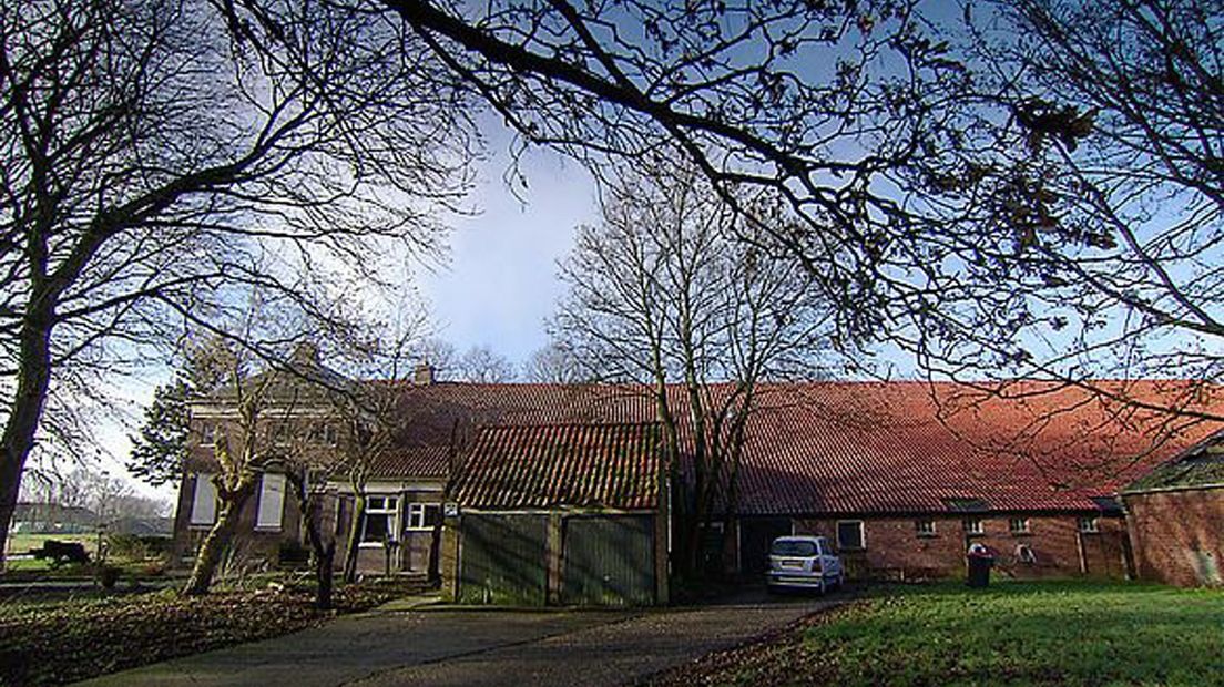 De boerderij met kaaswinkel aan de Zwaagsterweg waar de man al bijna vijftig jaar woont
