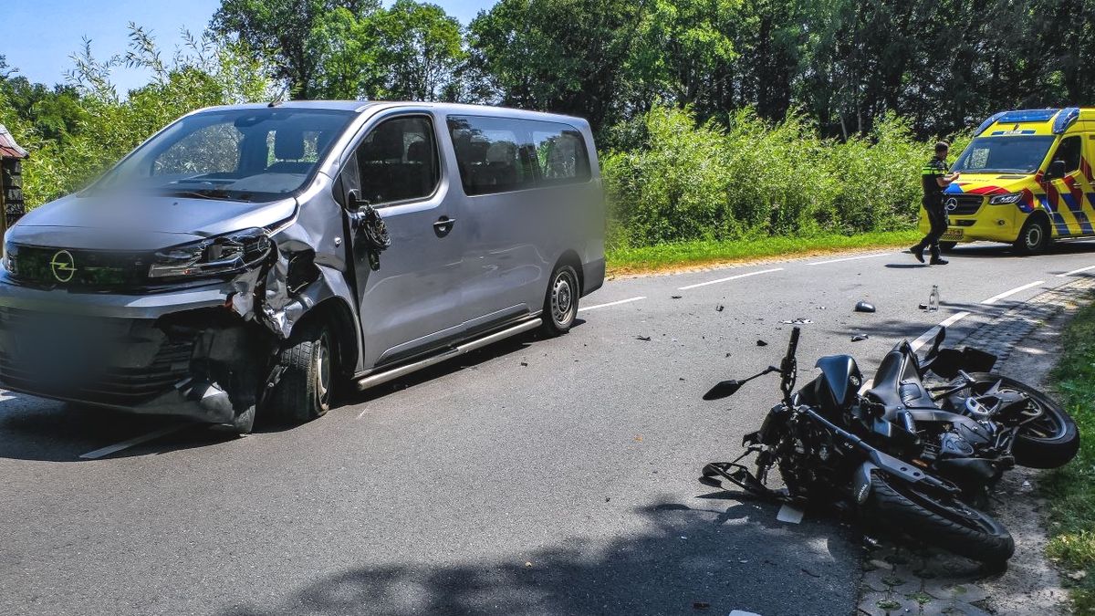 Motorrijder gewond bij frontale botsing met taxibus in Enschede