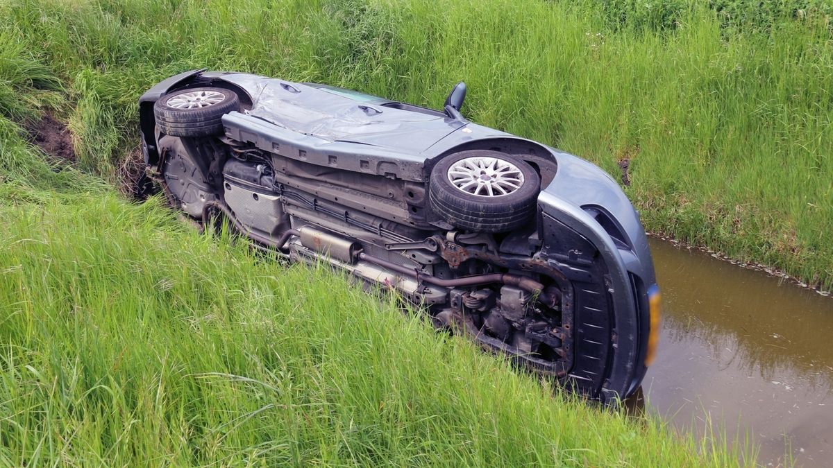 Auto in de sloot na botsing bij Ellemeet (video)