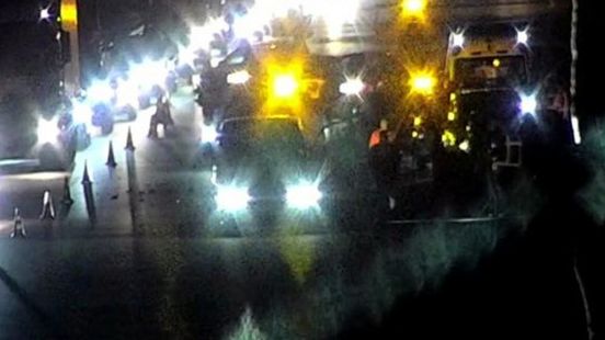 Ongeluk op A13 met meerdere autos, verkeer via vluchtstrook zorgt voor file. Ongeluk op A13 met meerdere autos, verkeer via vluchtstrook zorgt voor file.