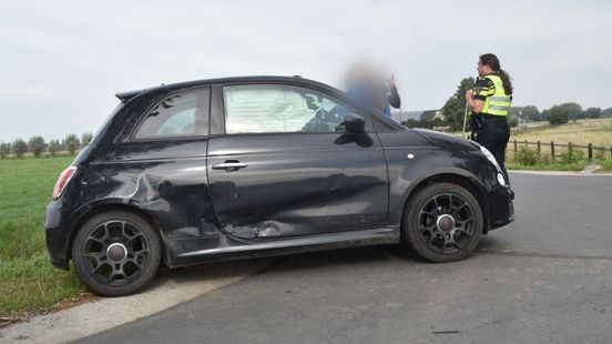 Botsing in Hedel • gewonde bij kop-staartaanrijding. Botsing in Hedel • gewonde bij kop-staartaanrijding.