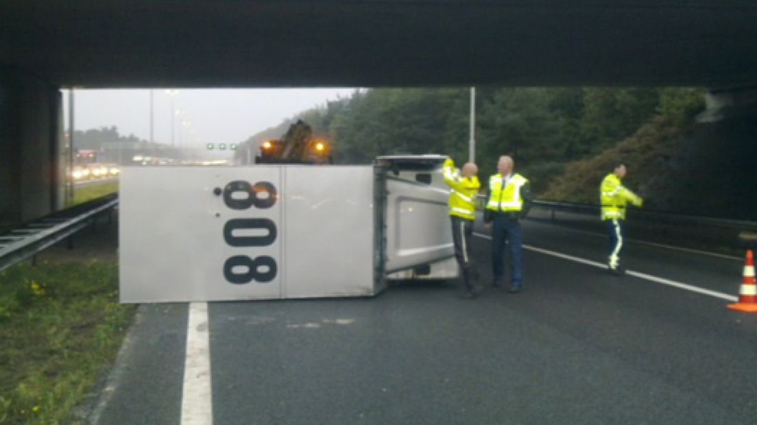 Geldwagen gekanteld op snelweg A50