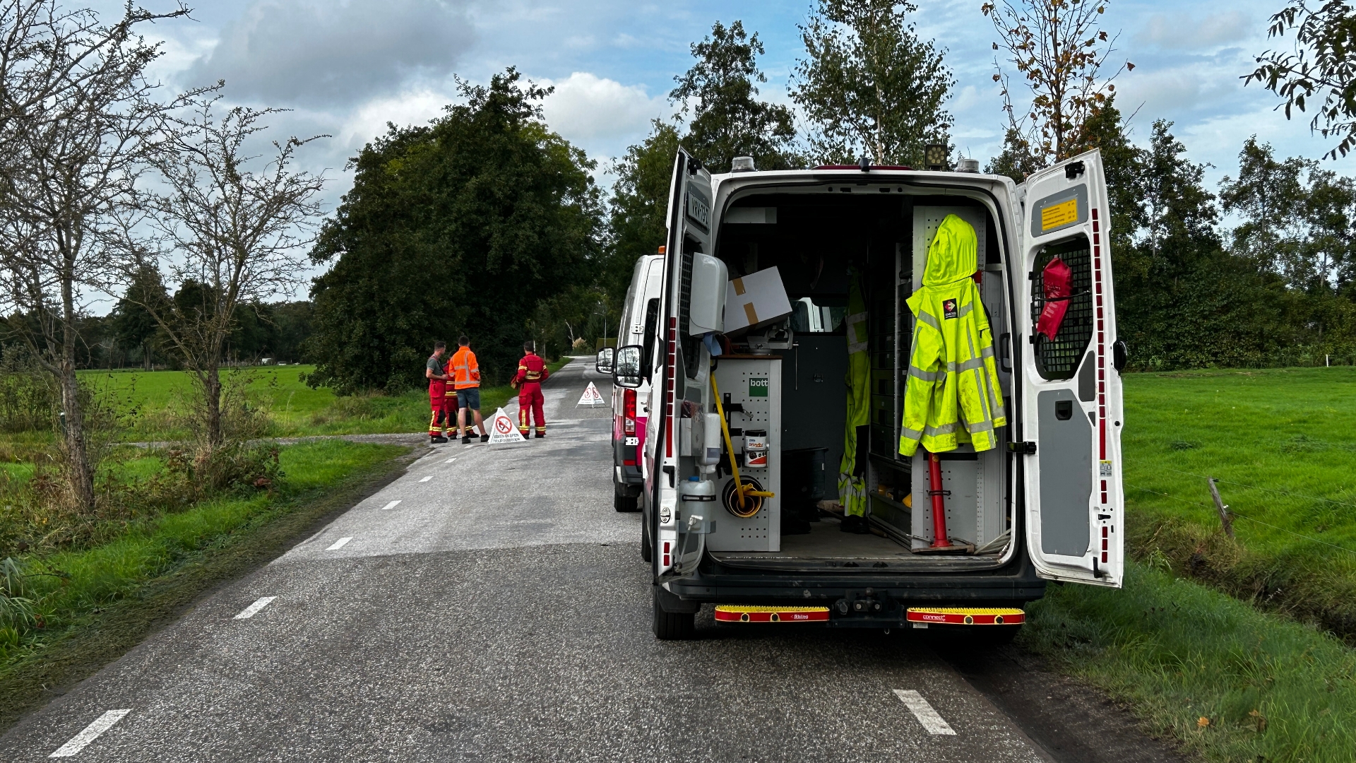 Monteurs van Enexis en de brandweer bij het gaslek in Tolbert
