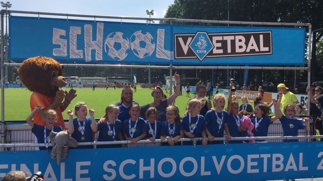 De school uit Borculo met de medaille van de derde plek.