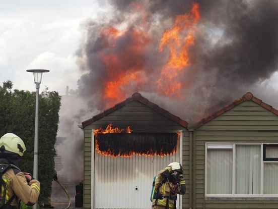 Vlammen slaan uit dak van garage in Coevorden