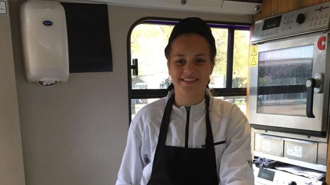 De achttienjarige Marit Visser in de Hoftrammm. Ze heeft de Culinary Art Competitie gewonnen.