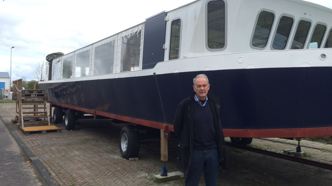 Voorzitter Erik Appel (links) met aan het roer Jan Felix, de leermeester en de stuurman