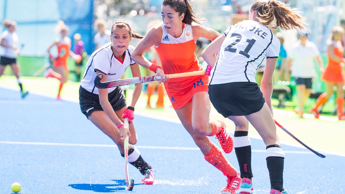 Naomi van As (m) op de Olympische Spelen in de halve finale Nederland tegen Duitsland.