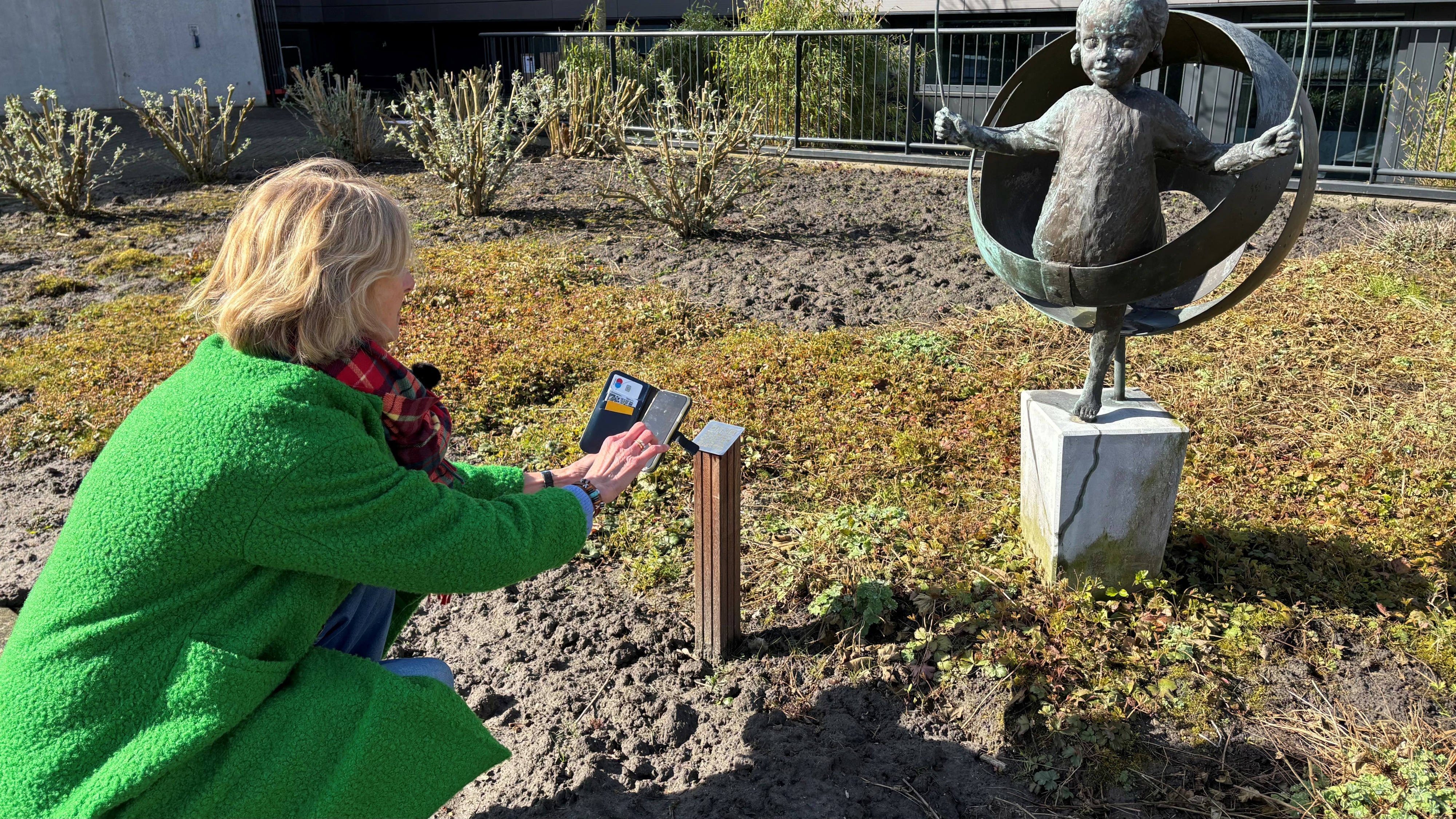QR-koade by 'Springlevend uit druppel', ek wol 'Trienke mei it tou'