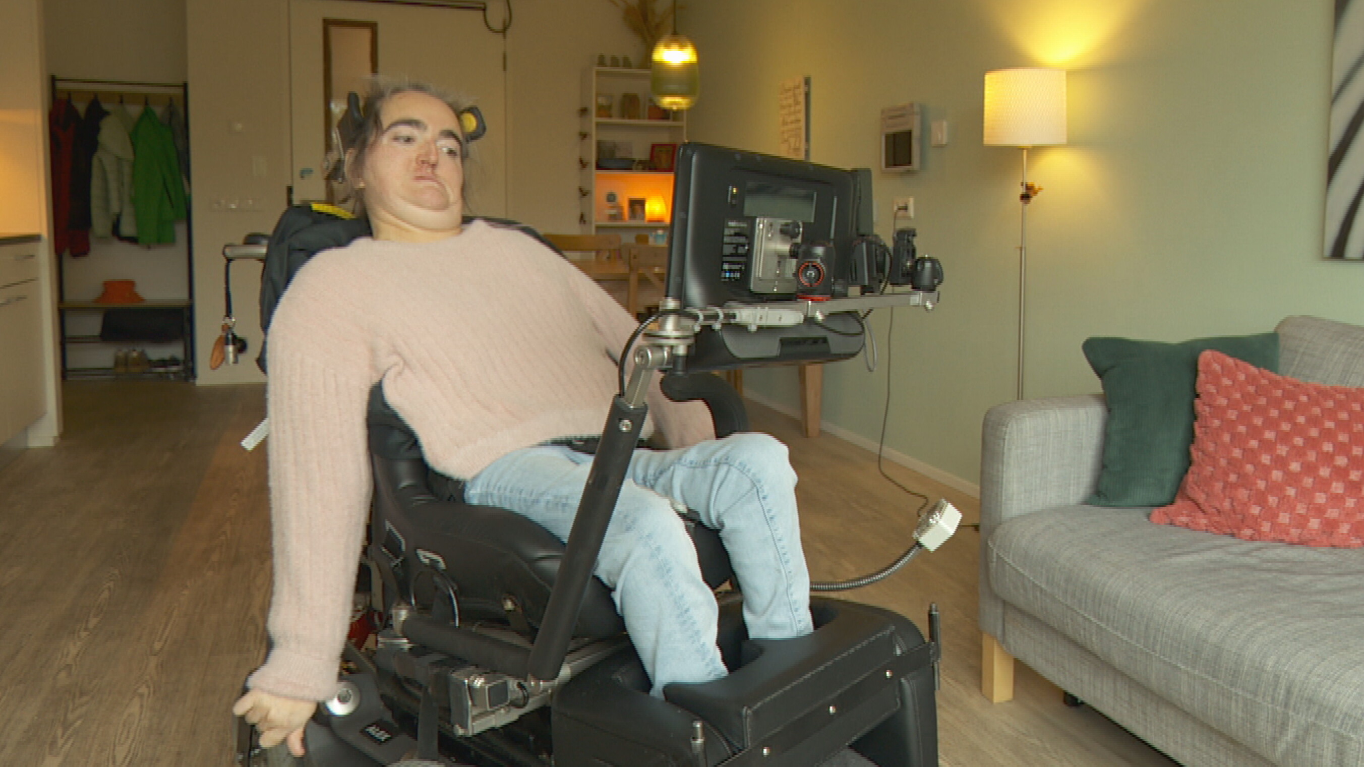 De Tobii stimkompjûter is oan de rôlstoel fan Margot fêstmakke