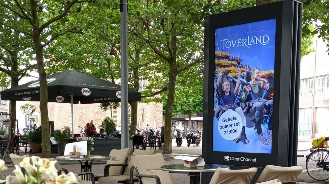 Terras aan de Nieuwe Markt met mupi