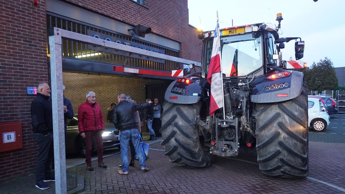 Een boer blokkeert de ingang van een parkeergarage in Bunschoten