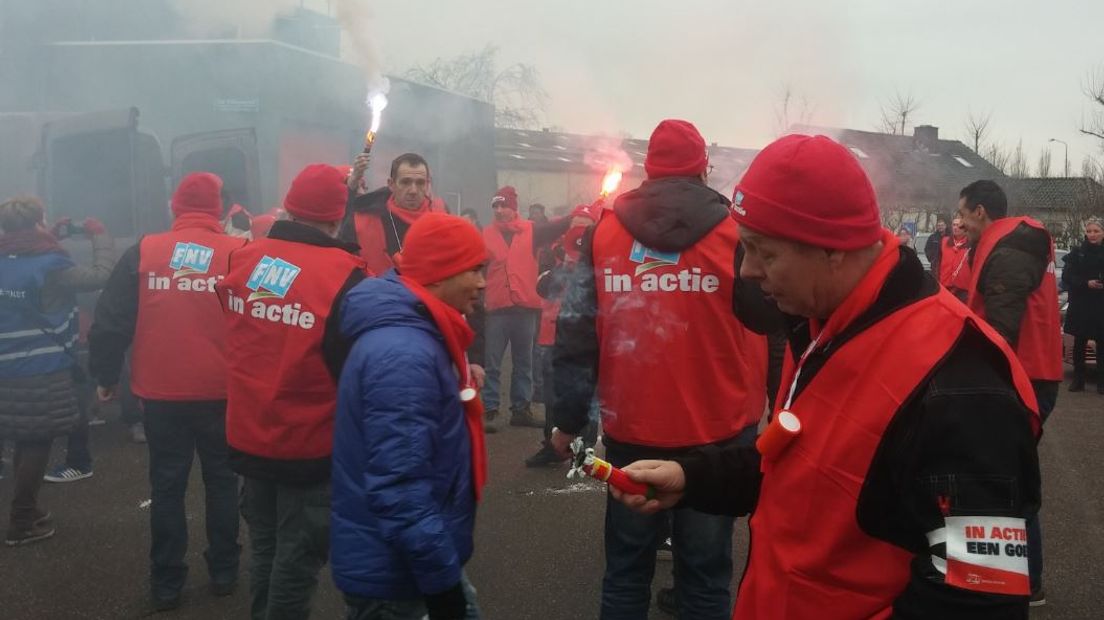 Bij schuimvullingenfabrikant Recticel in Kesteren en Buren wordt ook woensdag en donderdag nog gestaakt. Medewerkers legden maandag om 22.00 uur voor de derde keer het werk neer. Ze willen meer loon.