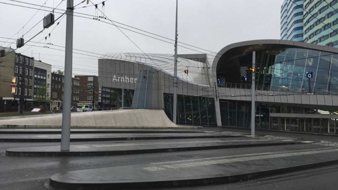 Vandaag rijden er geen bussen in de regio Arnhem/Nijmegen. De aangekondigde acties voor een betere cao gaan door, meldt FNV-bestuurder Lutz Kressin. Mogelijk rijden er ook geen regionale treinen.