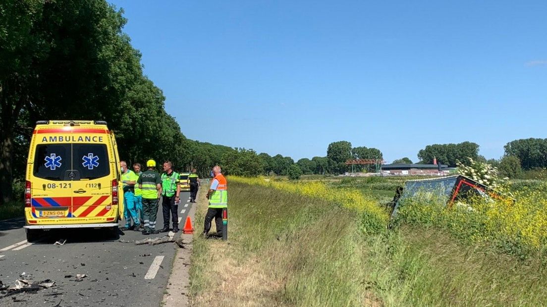 De vrachtwagen belandde in de berm.