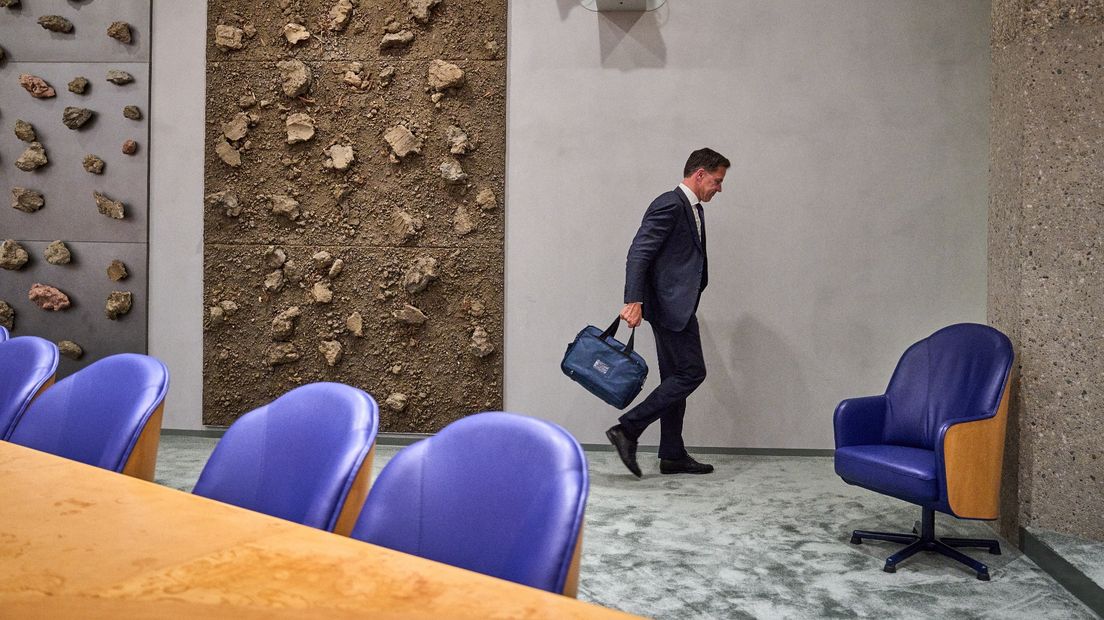 Premier Mark Rutte verlaat de vergaderzaal in de Tweede Kamer