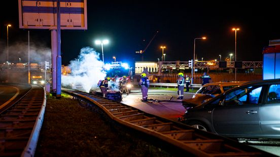 Dramatische aanrijding op A4: man die wil helpen bij autobrand geschept door andere chauffeur. Dramatische aanrijding op A4: man die wil helpen bij autobrand geschept door andere chauffeur.