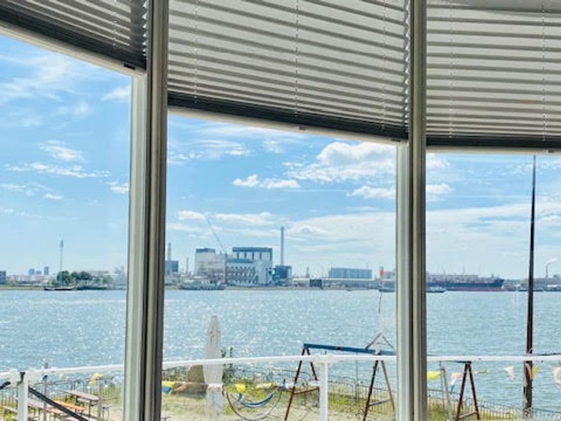 Uitzicht vuurtoren stadsstrand Vlaardingen