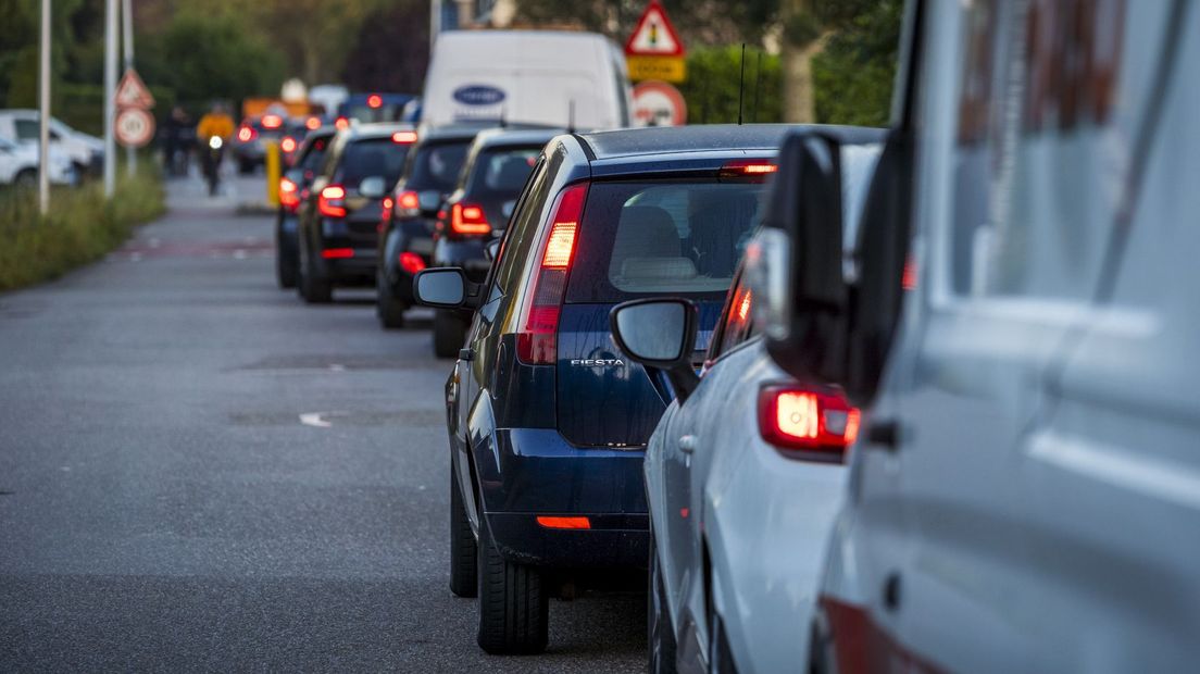 Drukte op een weg in Nieuwerbrug