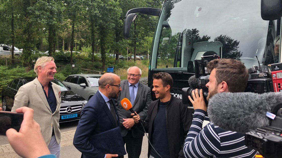 Burgemeester Ahmed Marcouch heeft het bidbook van Arnhem om het Eurovisie Songfestival naar GelreDome te halen, woensdag overhandigd in Hilversum.