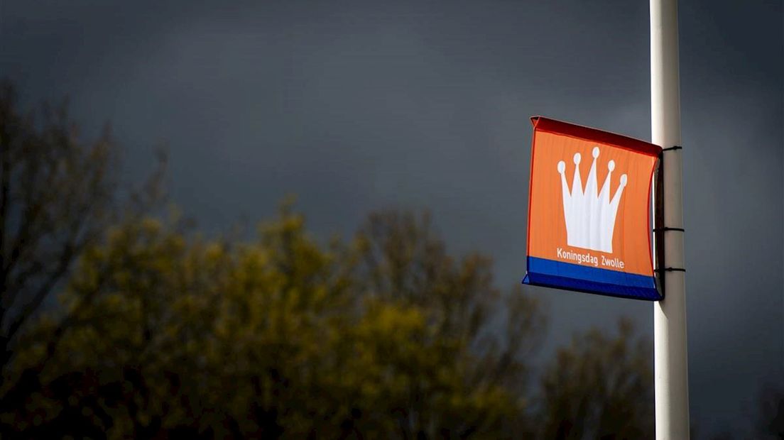 Dreigende lucht met koningsdagvlag