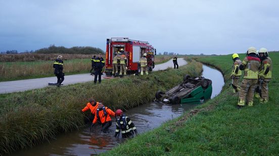 112 nieuws: Auto op de kop in volle sloot | Bizar ongeluk op N35. 112 nieuws: Auto op de kop in volle sloot | Bizar ongeluk op N35.