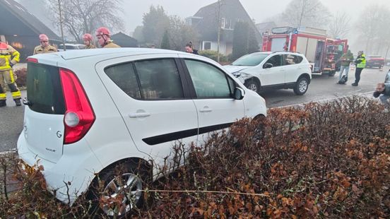 Bestuurder ramt zes voertuigen en moet naar ziekenhuis
