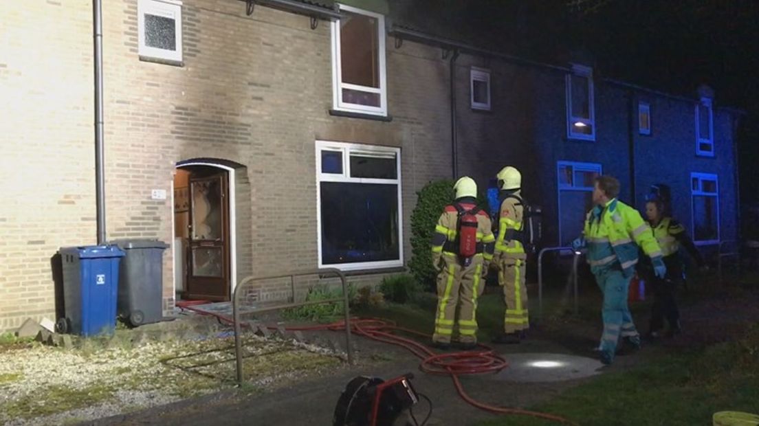 De bewoner van het huis in Apeldoorn waar woensdagnacht brand woedde, is aan zijn verwondingen overleden. Dat meldt zijn familie.