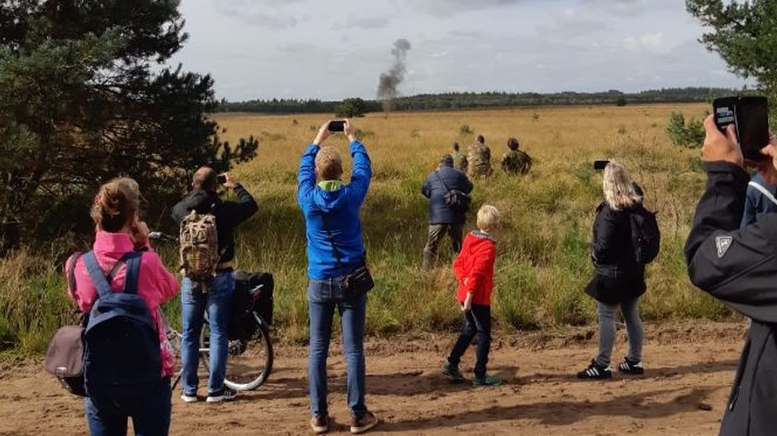 Tijdens de herdenking van Operatie Market Garden op de Ginkelse Heide bij Ede is zaterdagochtend in de nabije omgeving een Britse handgranaat gevonden.