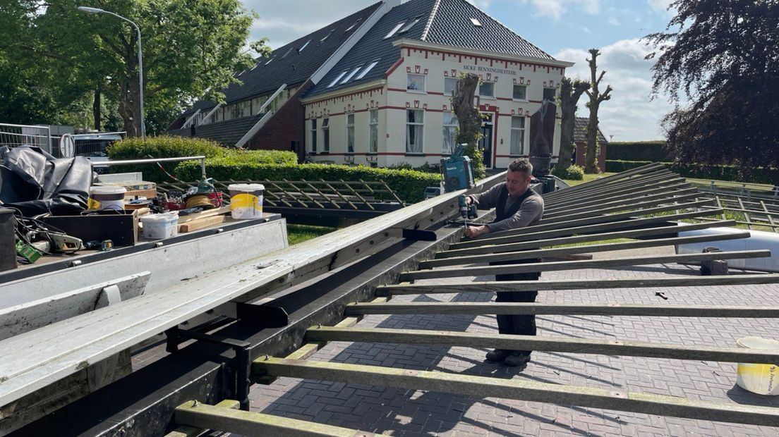 Alle onderdelen van de wieken worden gedemonteerd en genummerd