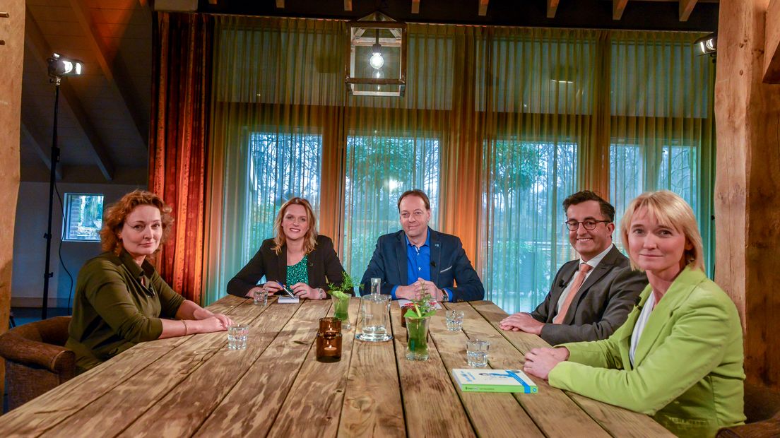 De tafel met gasten van Ondernemen in Drenthe (Rechten: RTV Drenthe)