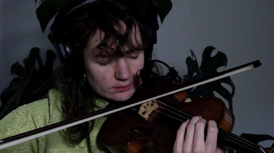 Marthe haalt het geluid van haar viool door de computer