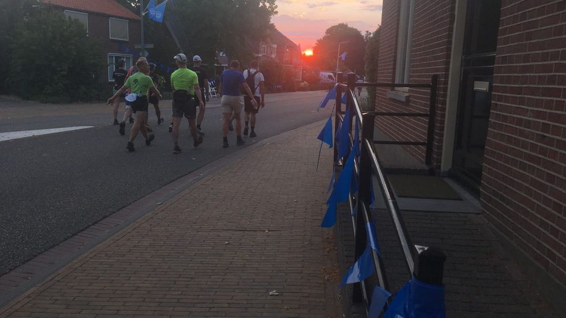 44.480 wandelaars zijn vandaag begonnen aan de 102de Vierdaagse. De wandelaars lopen de Dag van Elst. Wie aan de 50 kilometer meedoet, komt in Huissen en pakt zelfs een klein stukje van Arnhem mee. Rond 14.00 uur meldde de veiligheidsregio dat er drie mensen zijn afgevoerd naar het ziekenhuis. Volg de eerste dag via dit liveblog.