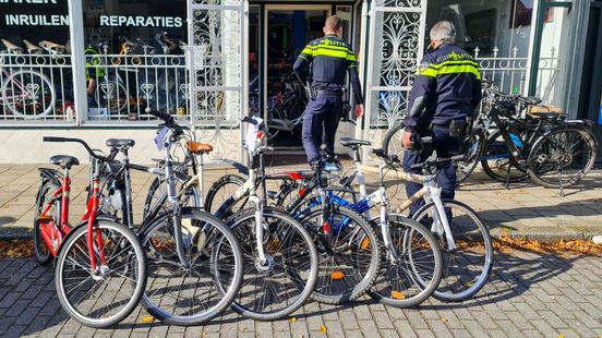 112 nieuws: Politie rolt wietkwekerijen op in Deventer | Postbode raakt gewond bij aanrijding met auto. 112 nieuws: Politie rolt wietkwekerijen op in Deventer | Postbode raakt gewond bij aanrijding met auto.