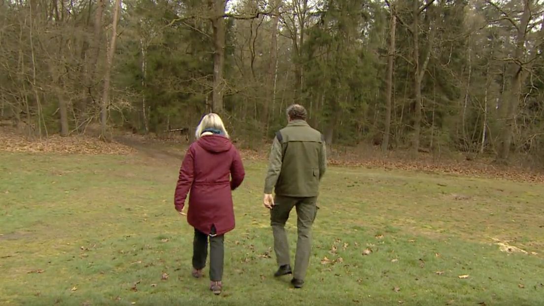 Loes en boswachter Evert op pad in de boswachterij (Rechten: RTV Drenthe)