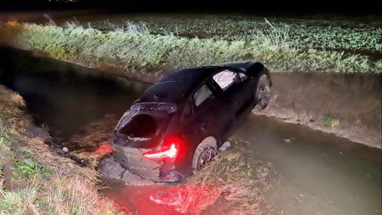 Auto in sloot • auto tegen boom