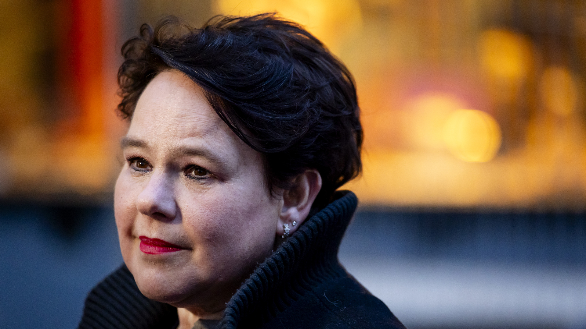 Dijksma verafschuwt in brand steken van man in rolstoel: 'Slachtoffer kon geen kant op'