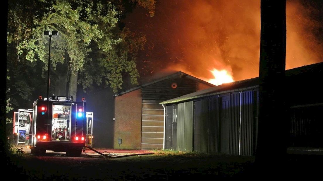 Grote, uitslaande brand in het buitengebied van Dalfsen