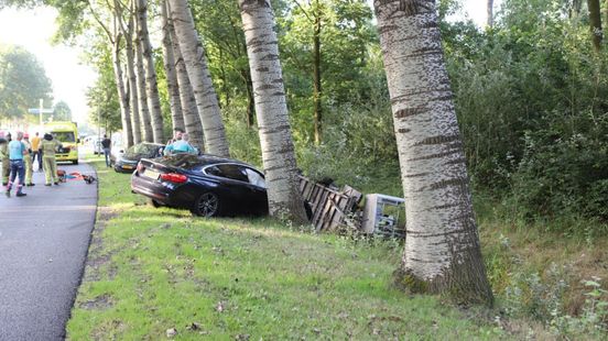 Ongeluk met meerdere autos op Drentse Mondenweg, twee gewonden.