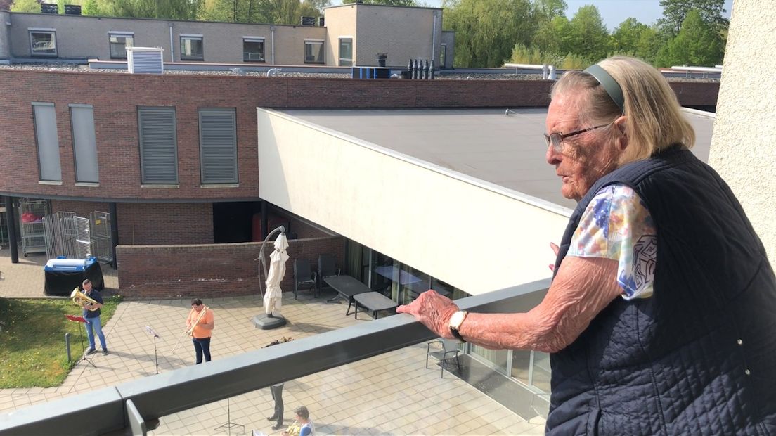 Het Wilhelmus wordt gespeeld voor mevrouw Bakker