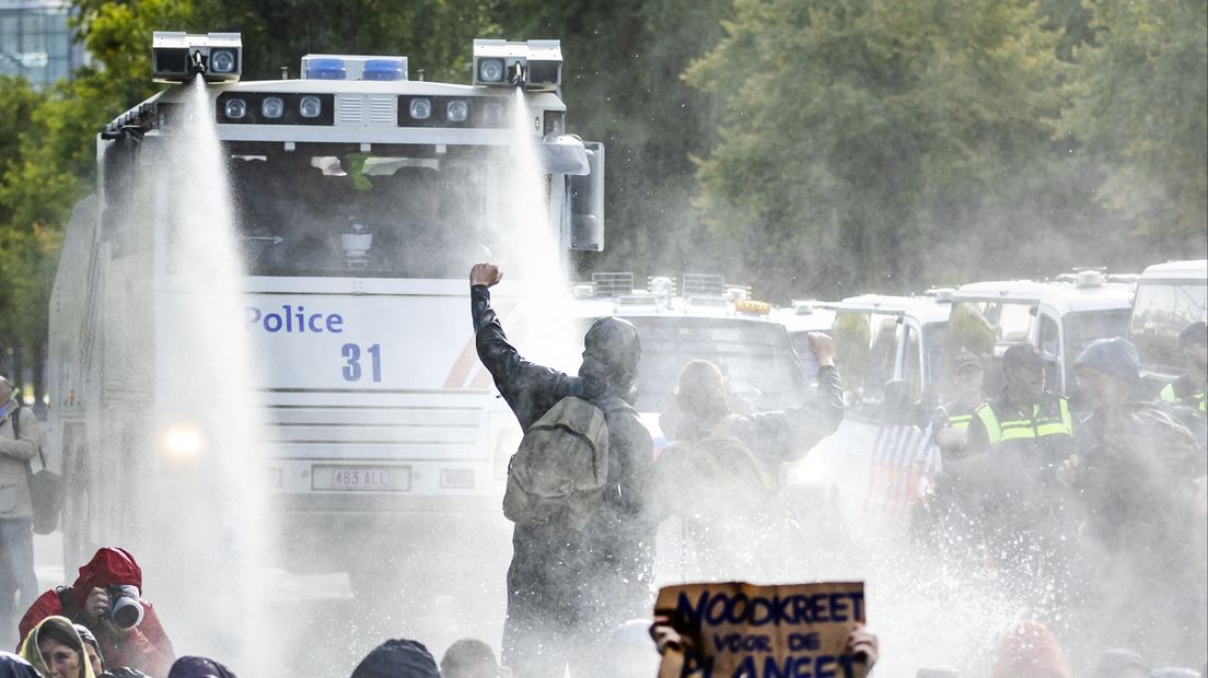 De politie zette met regelmaat waterkanonnen bij demonstraties op de A12