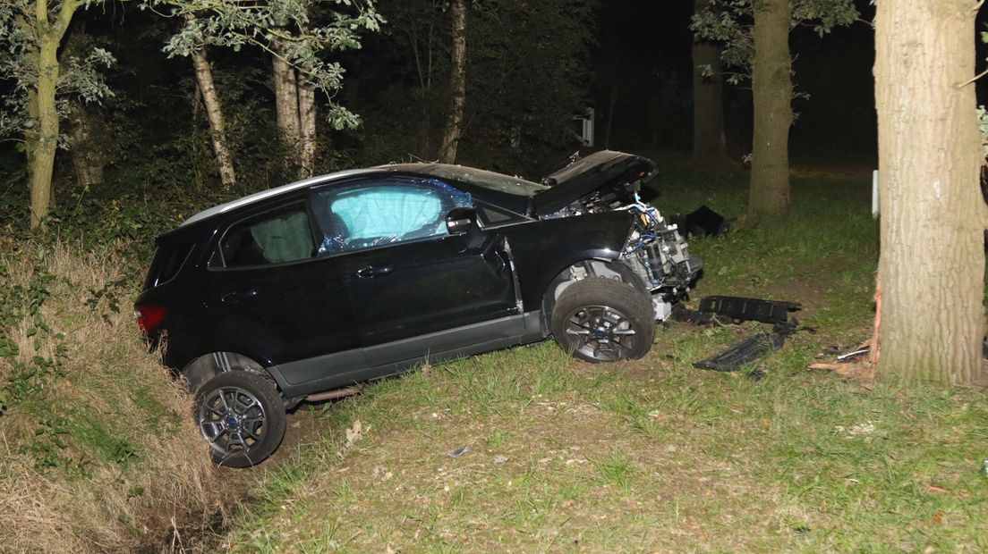 In Terschuur botste een auto zondagavond frontaal op een boom. Daarbij vielen twee gewonden.