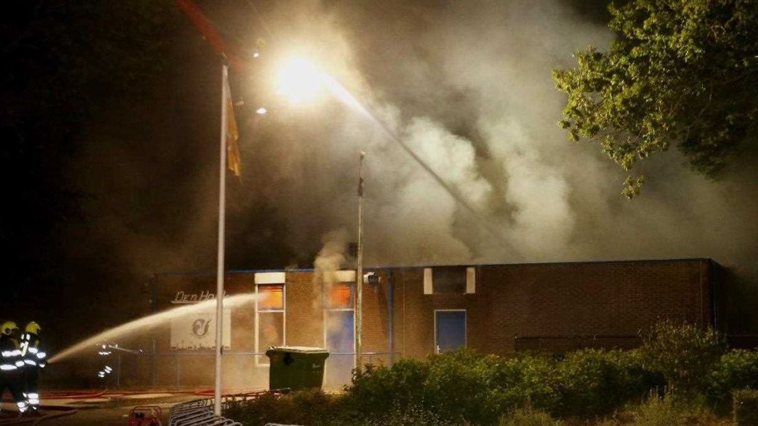 De kantine van voetbalvereniging HRC'14 uit Rossum is maandagavond laat uitgebrand. Op het moment van de brand was er niemand in het pand aanwezig.